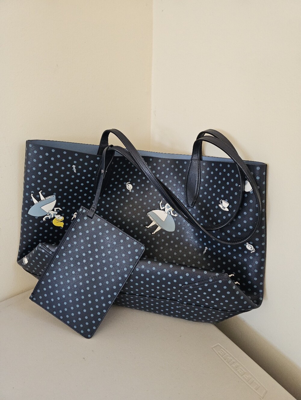 Kate Spade X Disney - Alice in Wonderland Tote Bag & Wristlet Matching Set - Picture 14 of 14